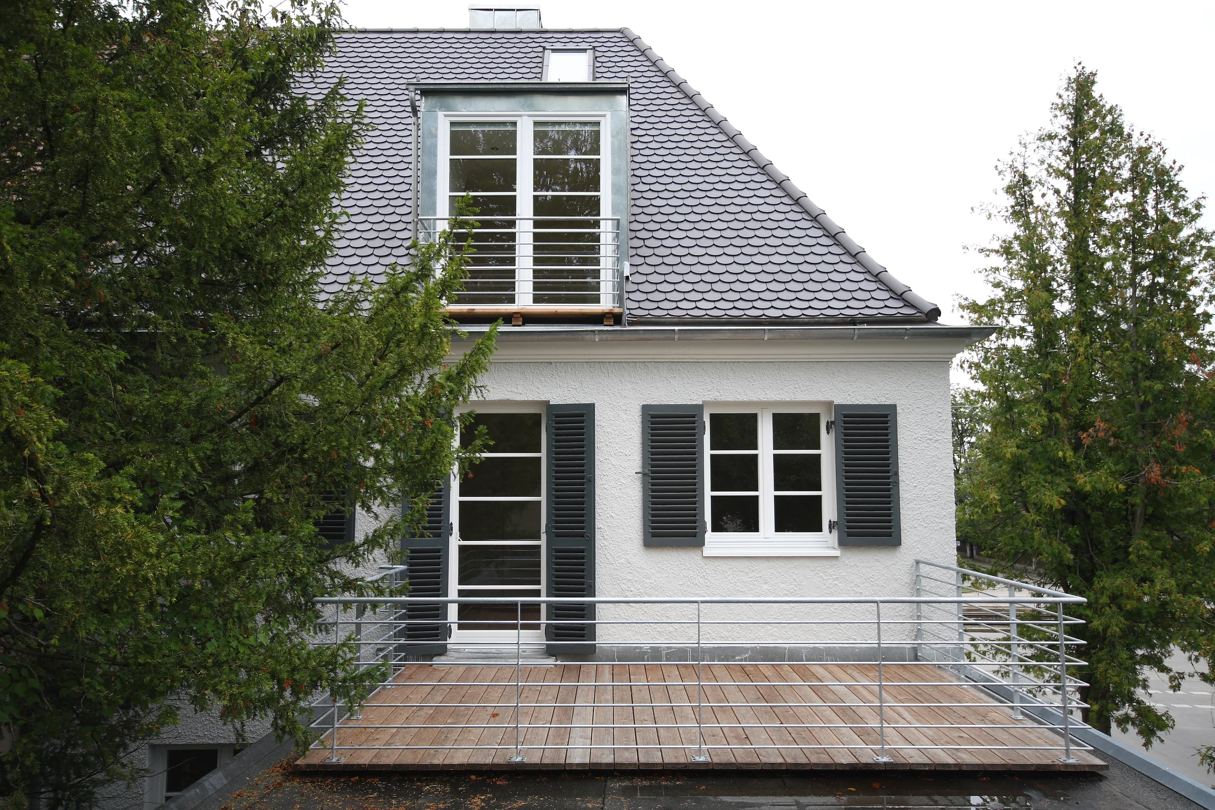 Umbau eines Reihenendhauses mit kieferorthopädischer Praxis, München-Harlaching, 2009