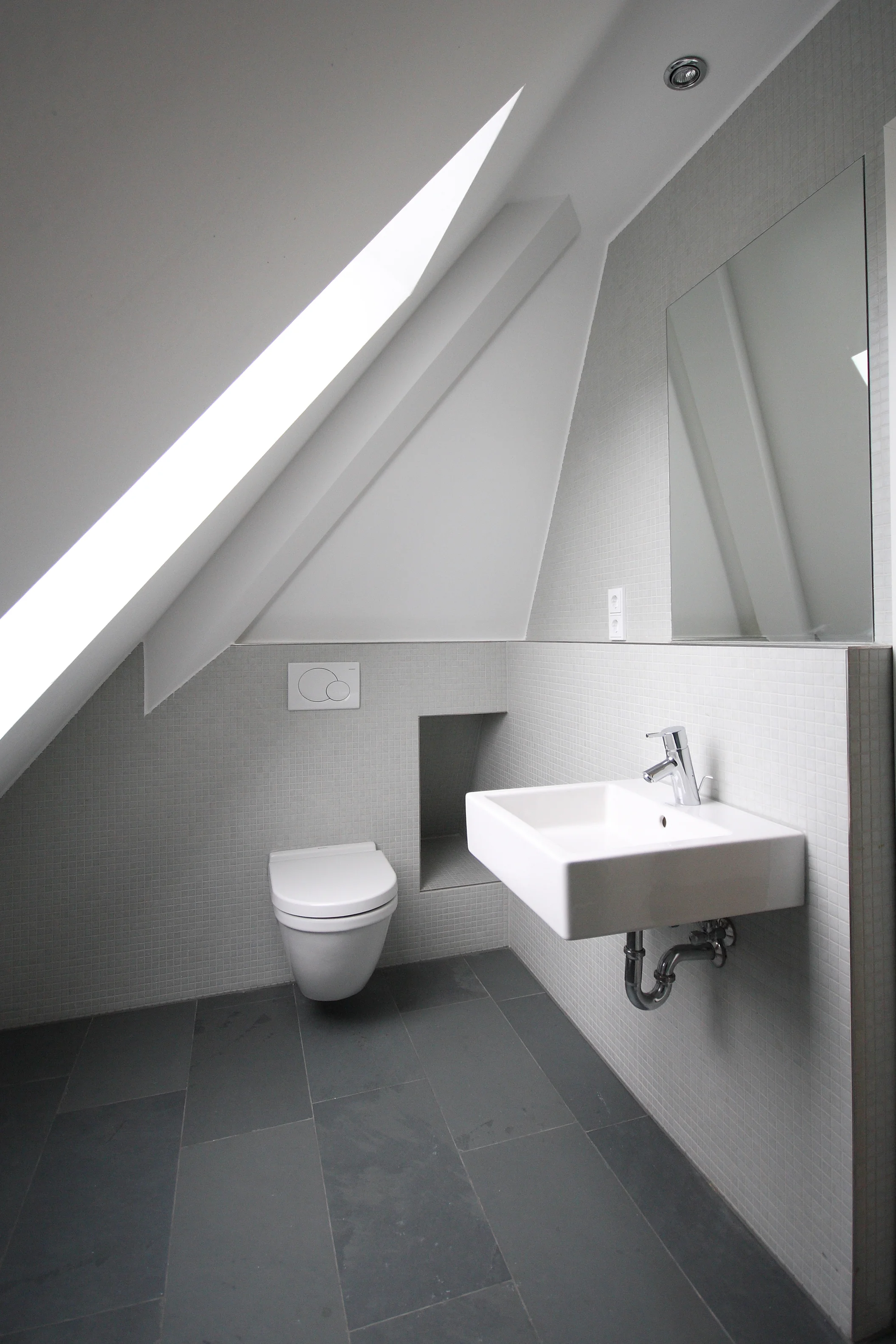 Umbau eines Reihenendhauses mit kieferorthopädischer Praxis, München-Harlaching, 2009