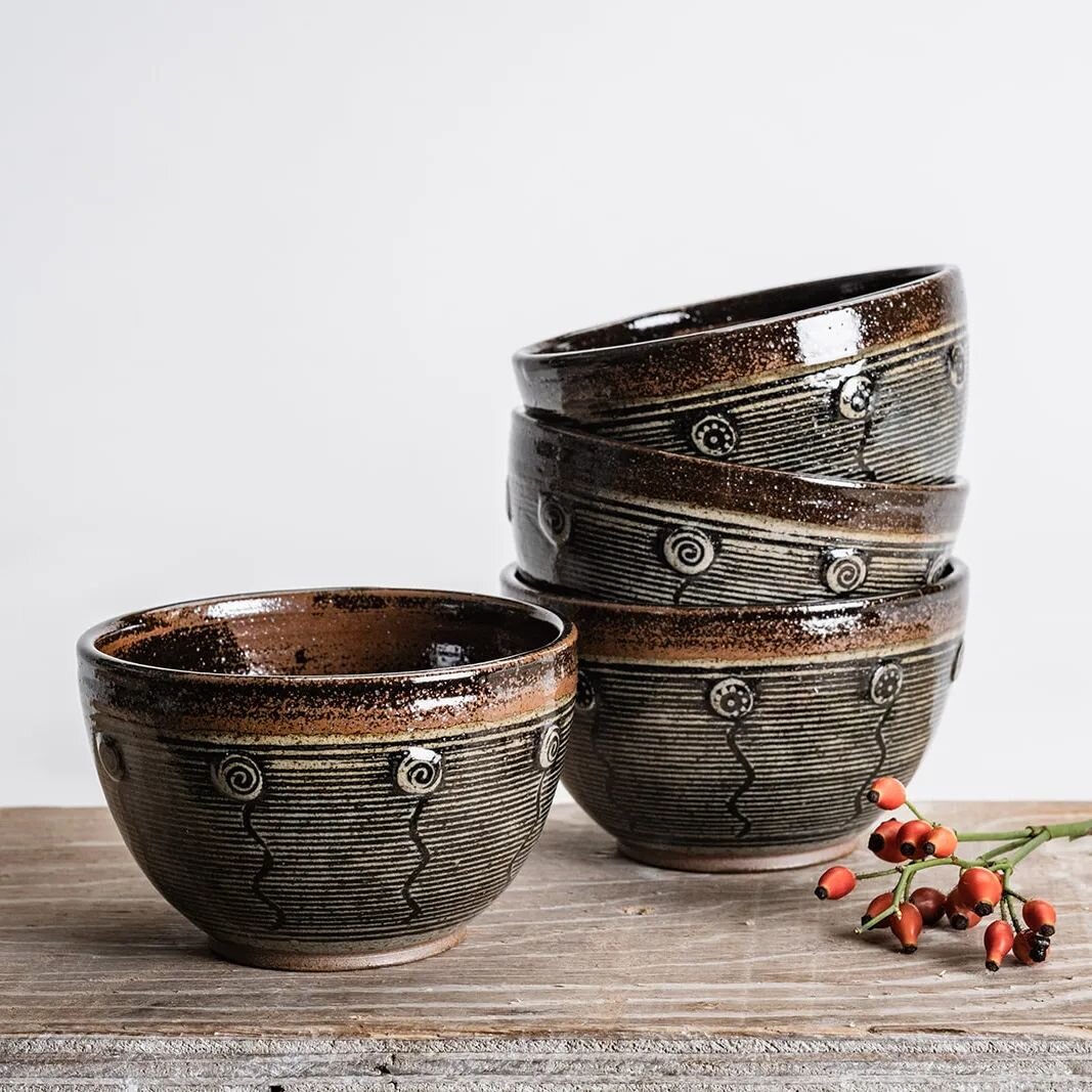Bowls by @jennie.gilbert , they are all decorated using the Mishima technique, which is achieved by inlaying slip into a pattern that has been carved into the clay.
All of Jennie's work is fired in a gas kiln to 1280&deg;c
 

#contemporarycraft
#cont