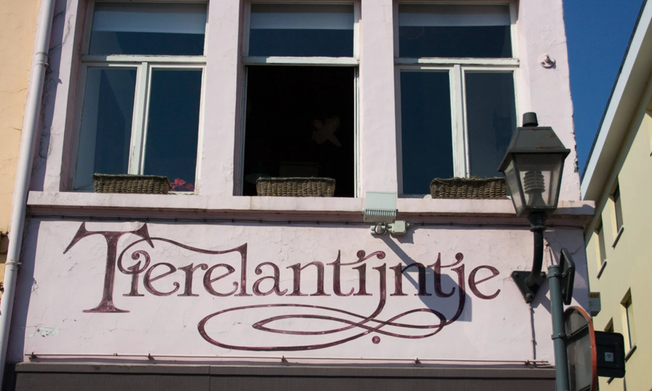Type walk in Ghent. Before &amp; after or from lace to lunch: the changing story of Kraanlei 33.