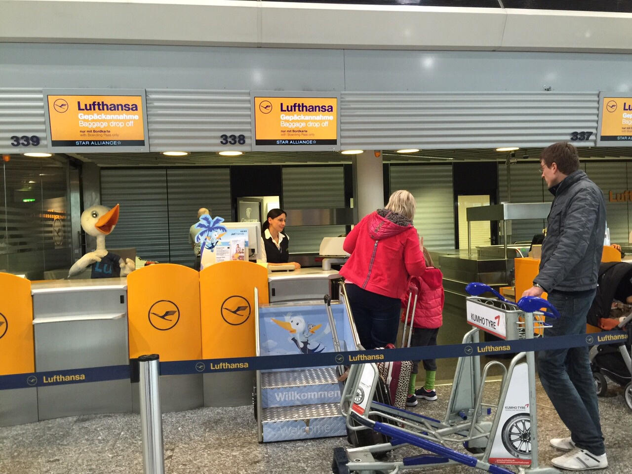 Em Frankfurt, A Lufthansa oferece guiché especial para famílias com crianças pequenas, mas para mim o mais importante é ter um serviço bom à bordo. 