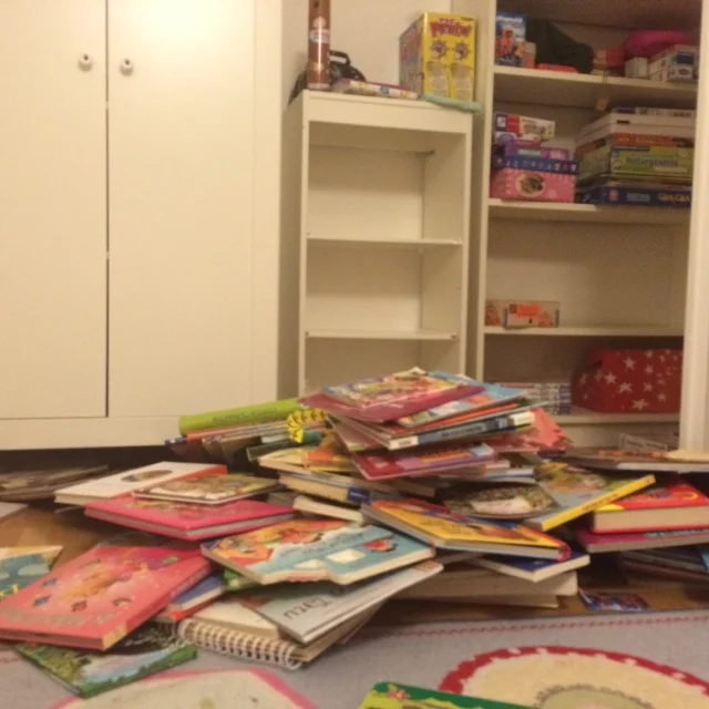 Aqui todos os livros dos meus filhos. Doamos alguns e organizamos o resto. Ficou bem mais fácil de achar os livros que realmente estamos lendo. 