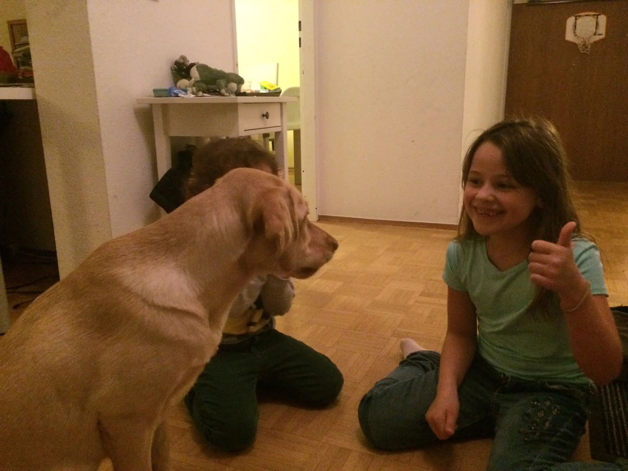 Essa foi a primeira visita da Lotti na nossa casa. Olhem a carinha de felicidade da Maria. 