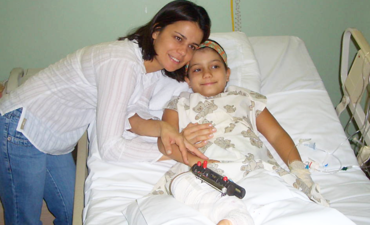 Foto: Adriana com a filha Giovanna, na recuperação de uma cirurgia em 2005. (arquivo da família)
