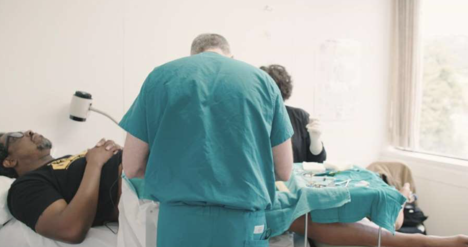 O apresentador do programa “United Shades of America” durante sua cirurgia de vasectomia
