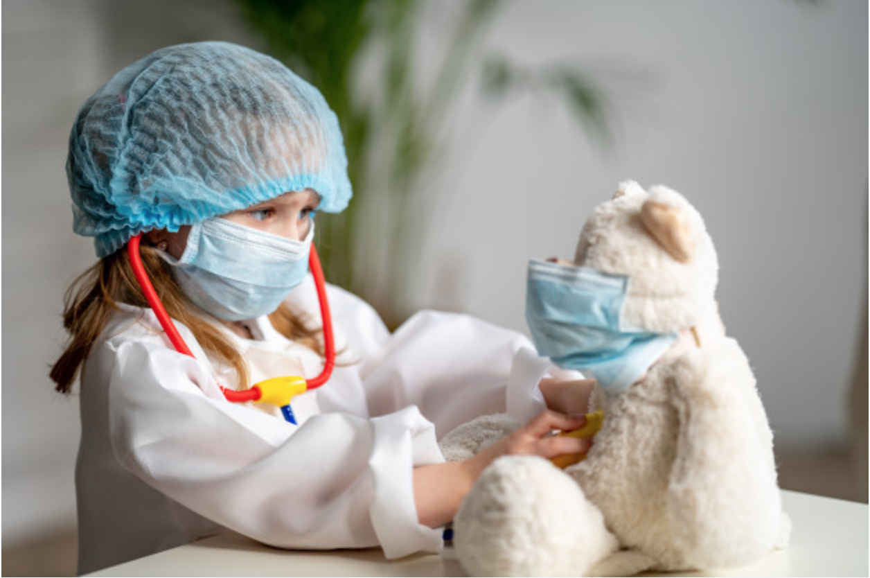 A Covid invadiu brincadeiras de faz de conta das crianças e os especialistas dizem que isto não é ruim.