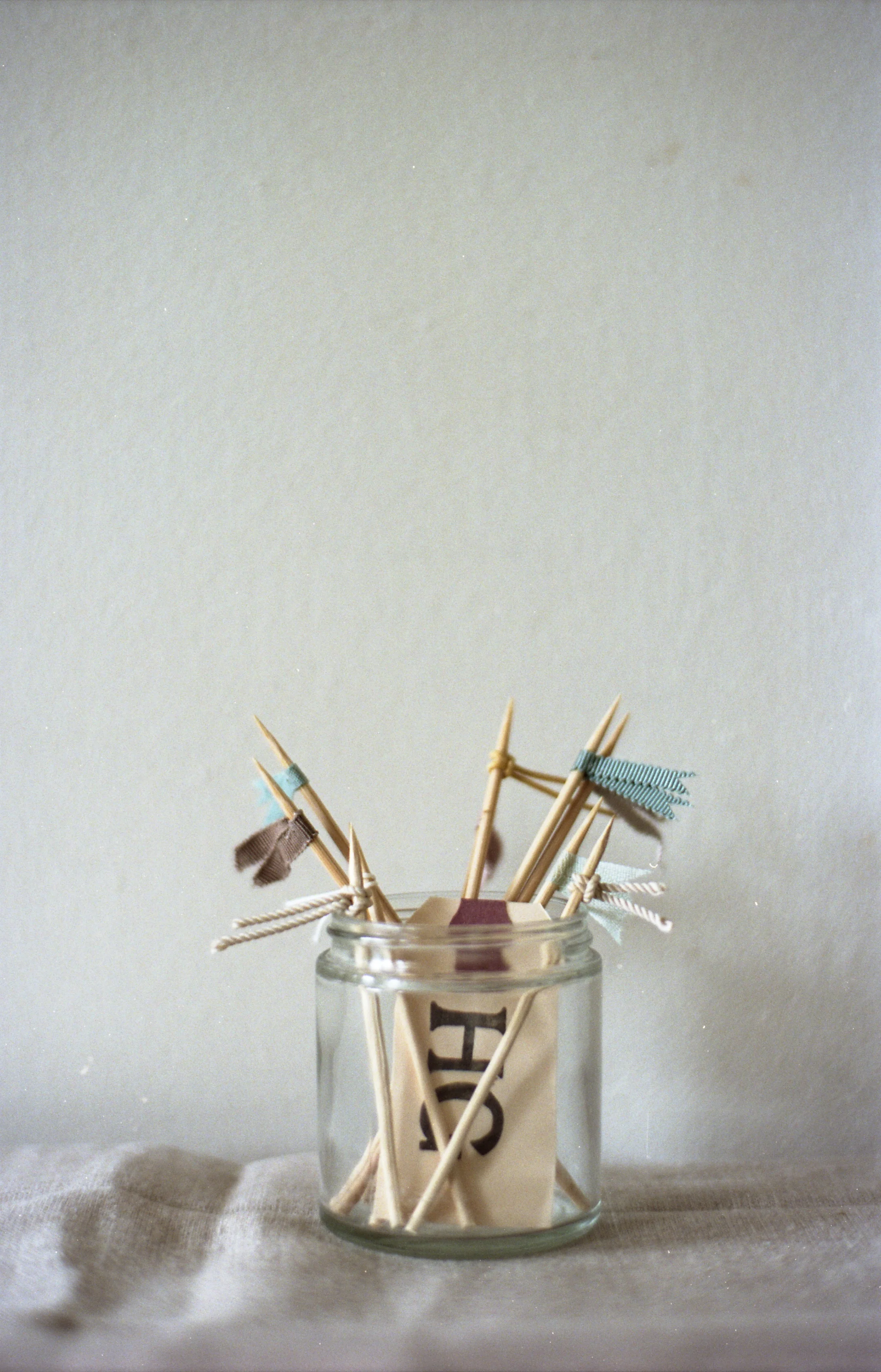 frank and i have had a very subtle flag "theme" for the wedding. so as soon as i saw these Herriott Grace flags on Heidi Swanson's Quitokeeto , last year i knew that these beautiful babies would go on top of our cake. 
