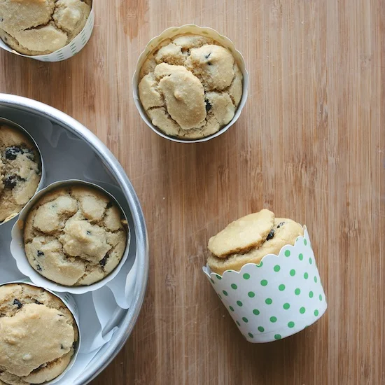 soda bread muffins w. whiskey soaked currants