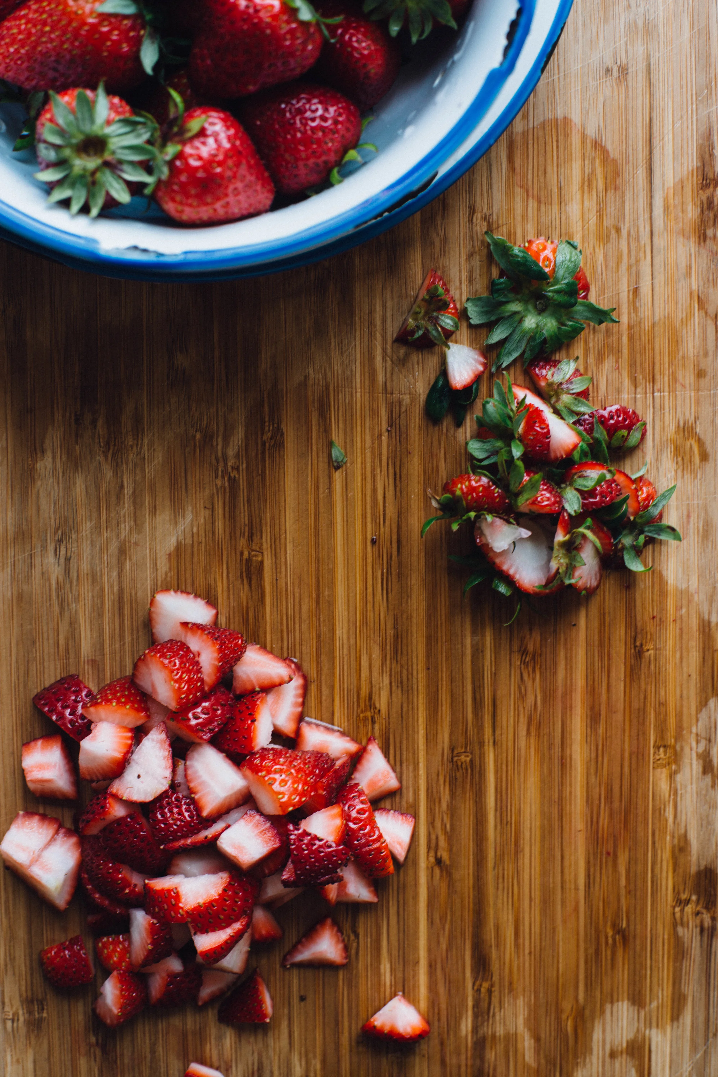 strawberry-oat cacao muffins | dolly and oatmeal