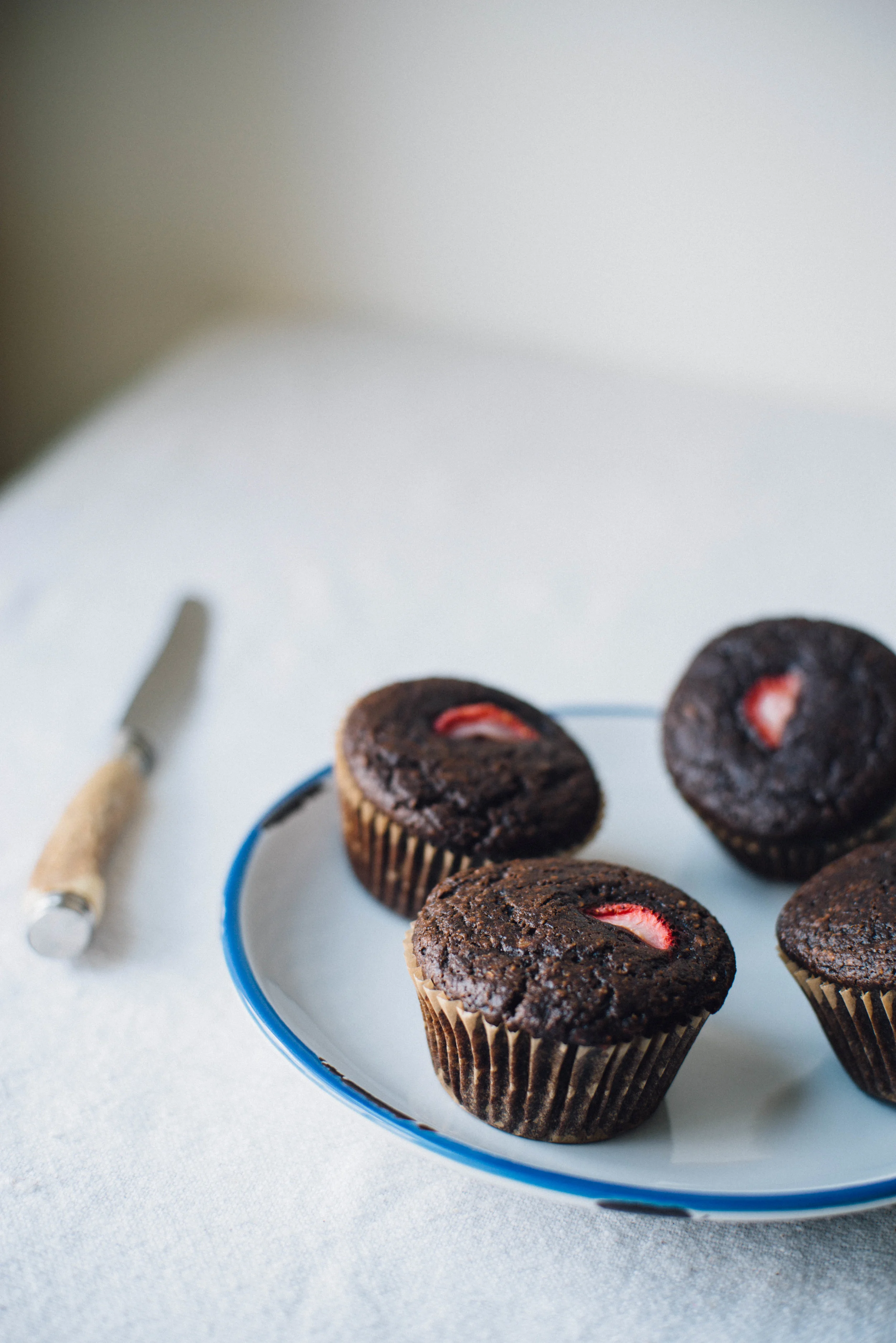 strawberry-oat cacao muffins | dolly and oatmeal