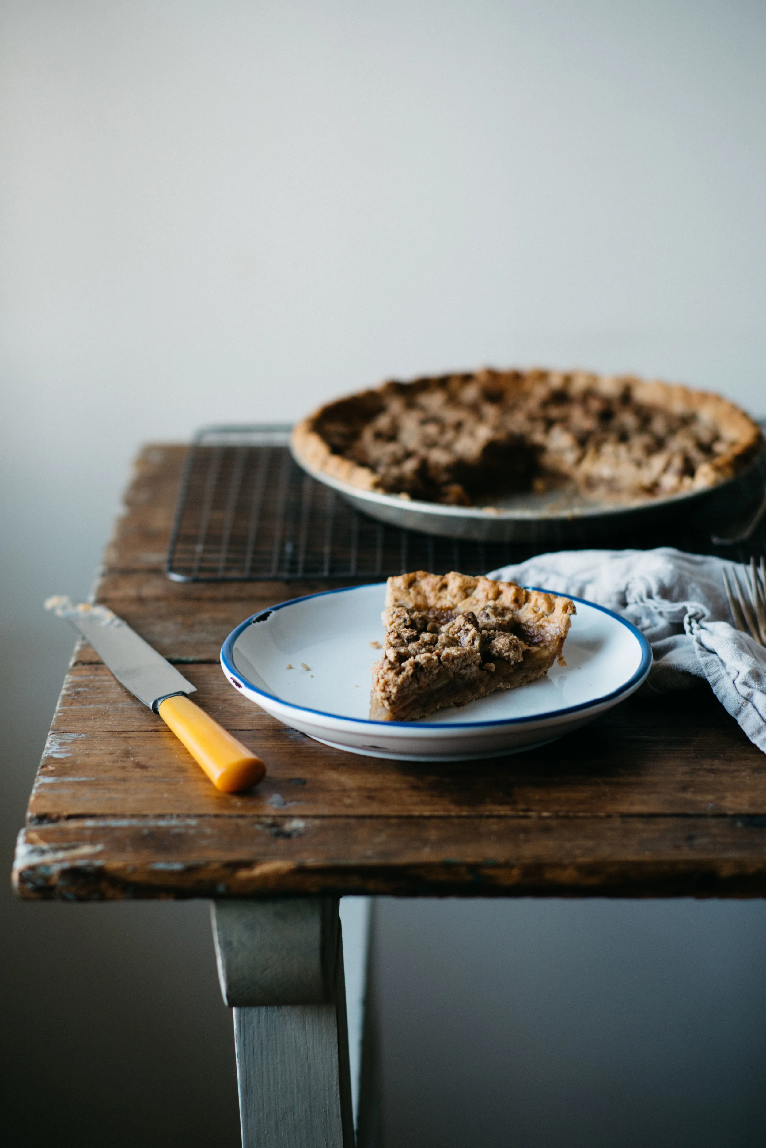 ginger-apple crumble pie | dolly and oatmeal