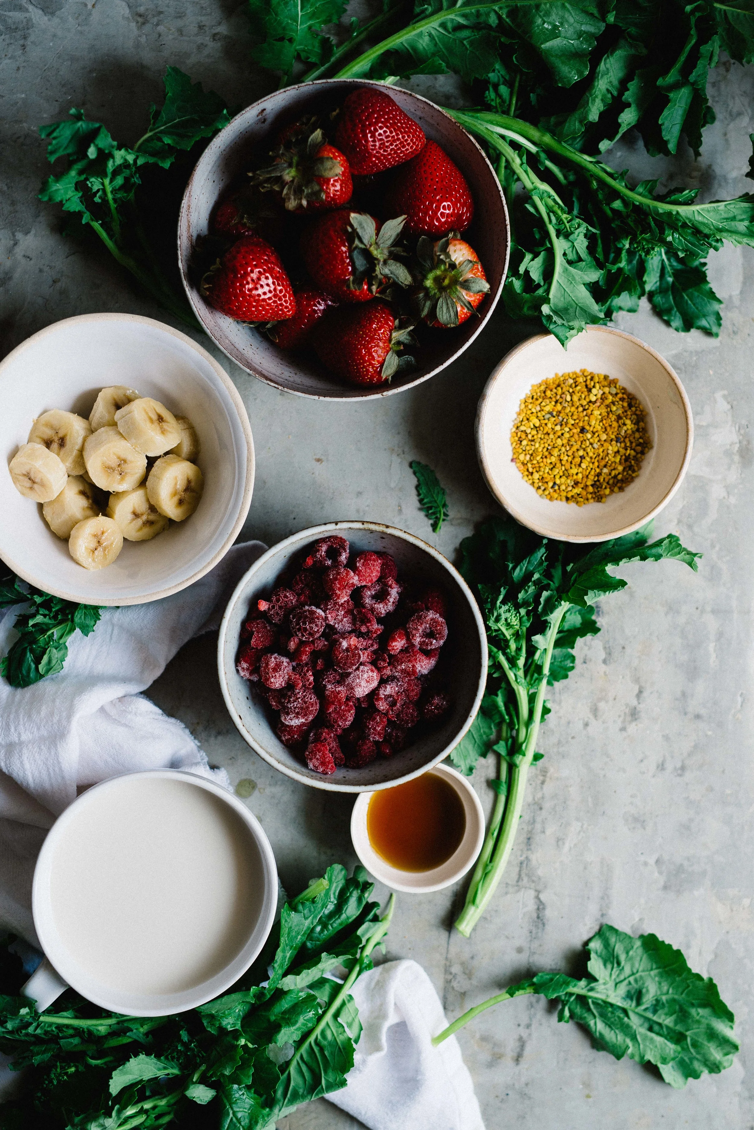 Bee Pollen, Berry & Broccoli Rabe Smoothie | dolly and oatmeal