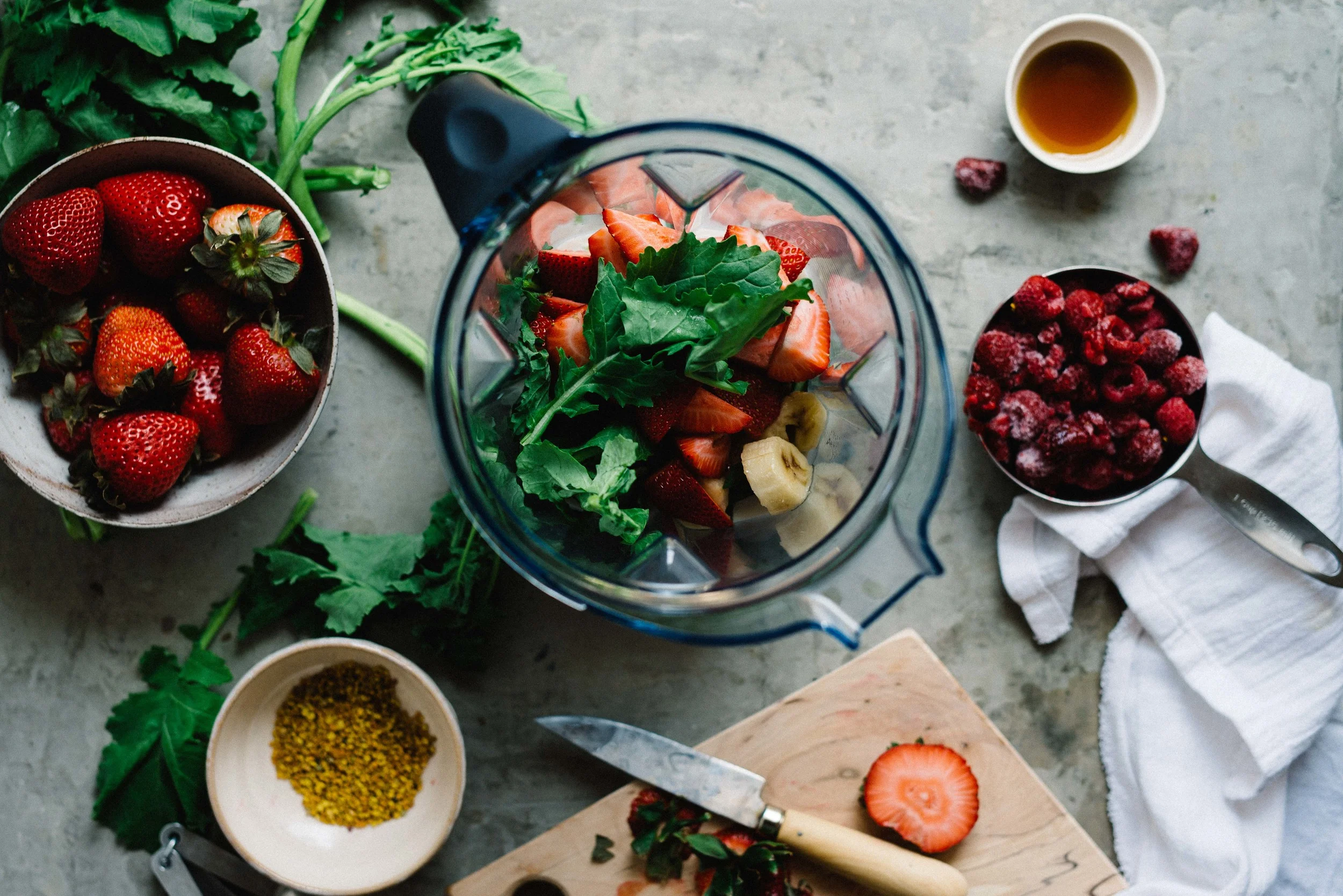 Bee Pollen, Berry & Broccoli Rabe Smoothie | dolly and oatmeal
