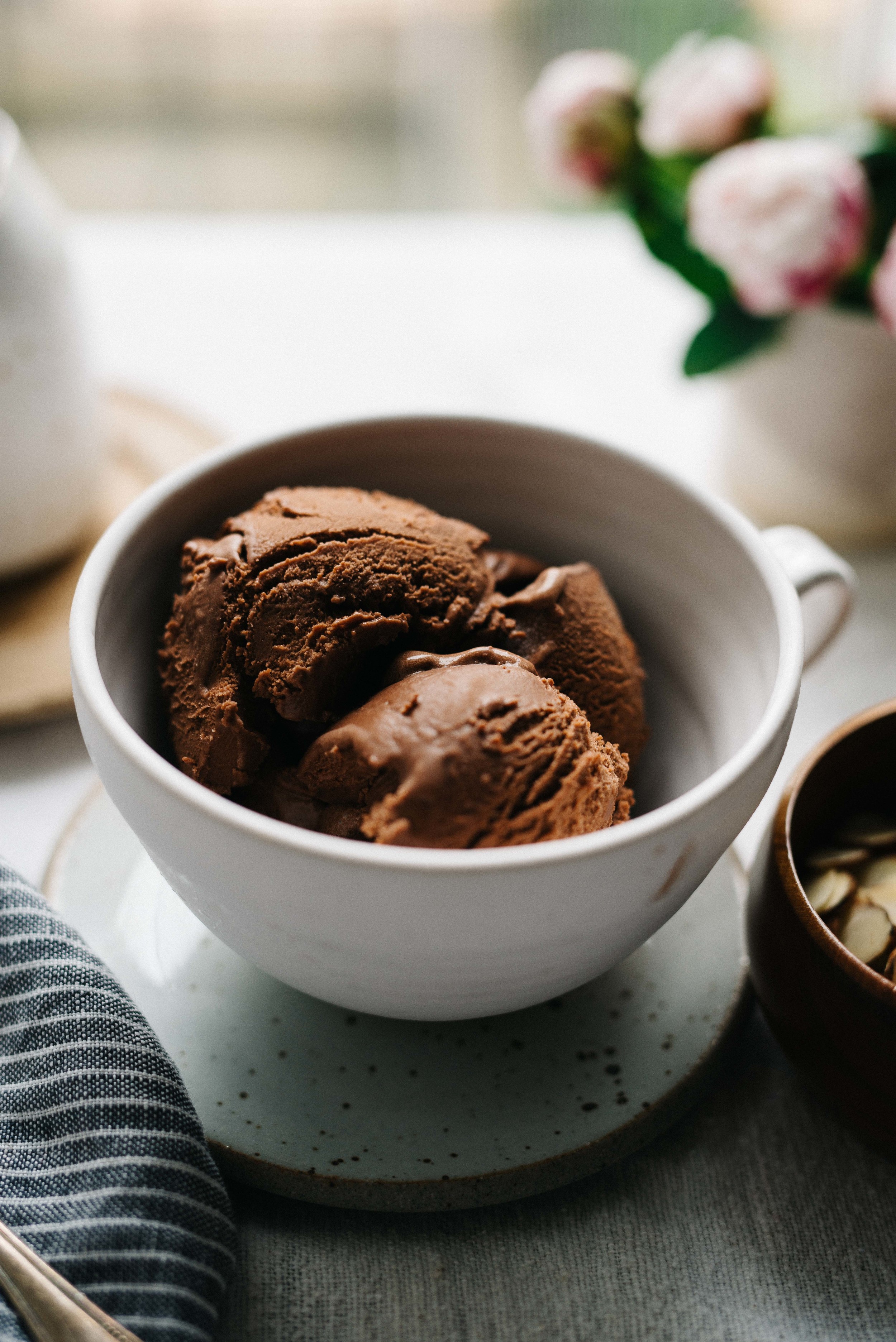 Almond-y Chocolate N'Ice Cream Sundae | dolly and oatmeal #vegan