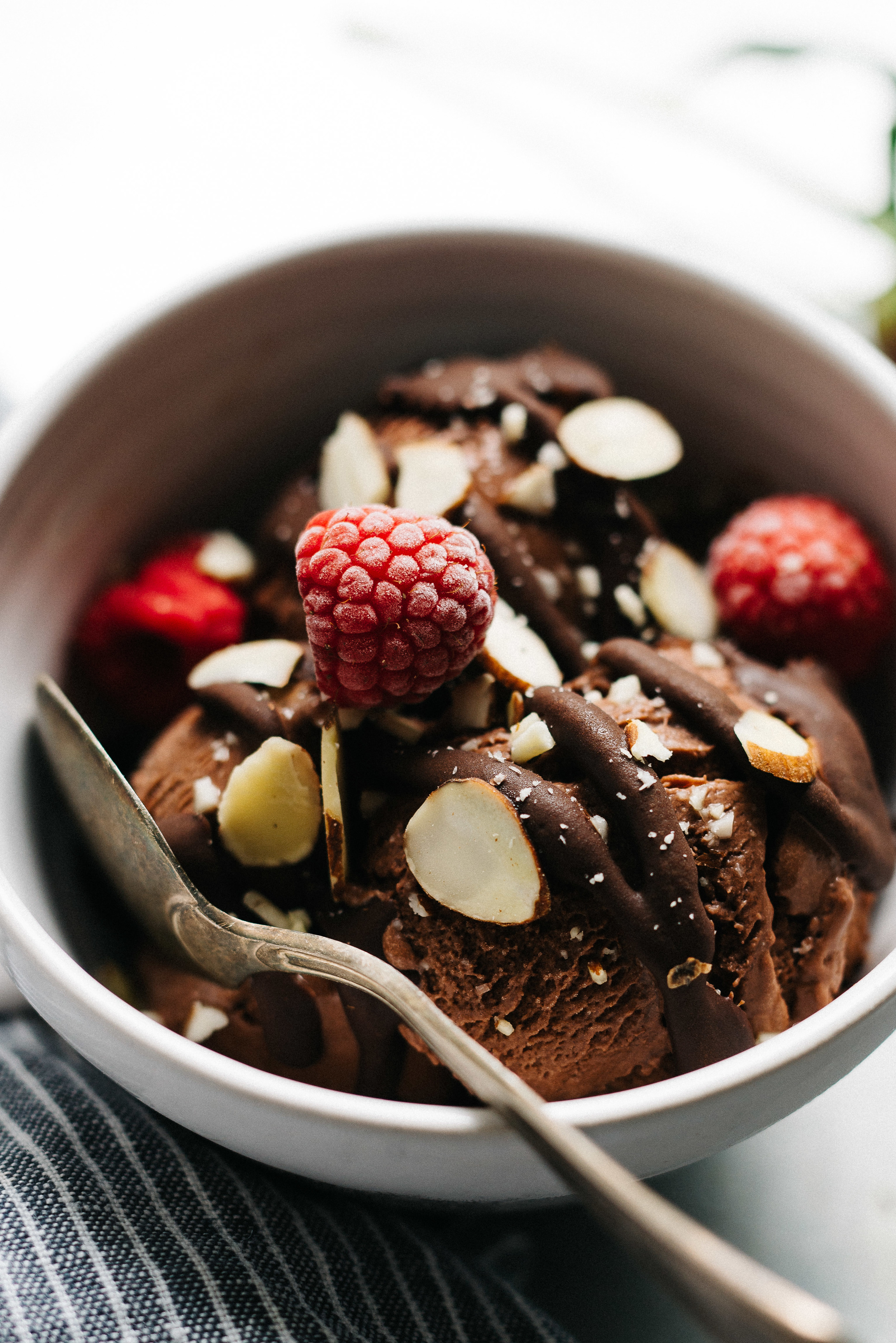 Almond-y Chocolate N'Ice Cream Sundae | dolly and oatmeal #vegan