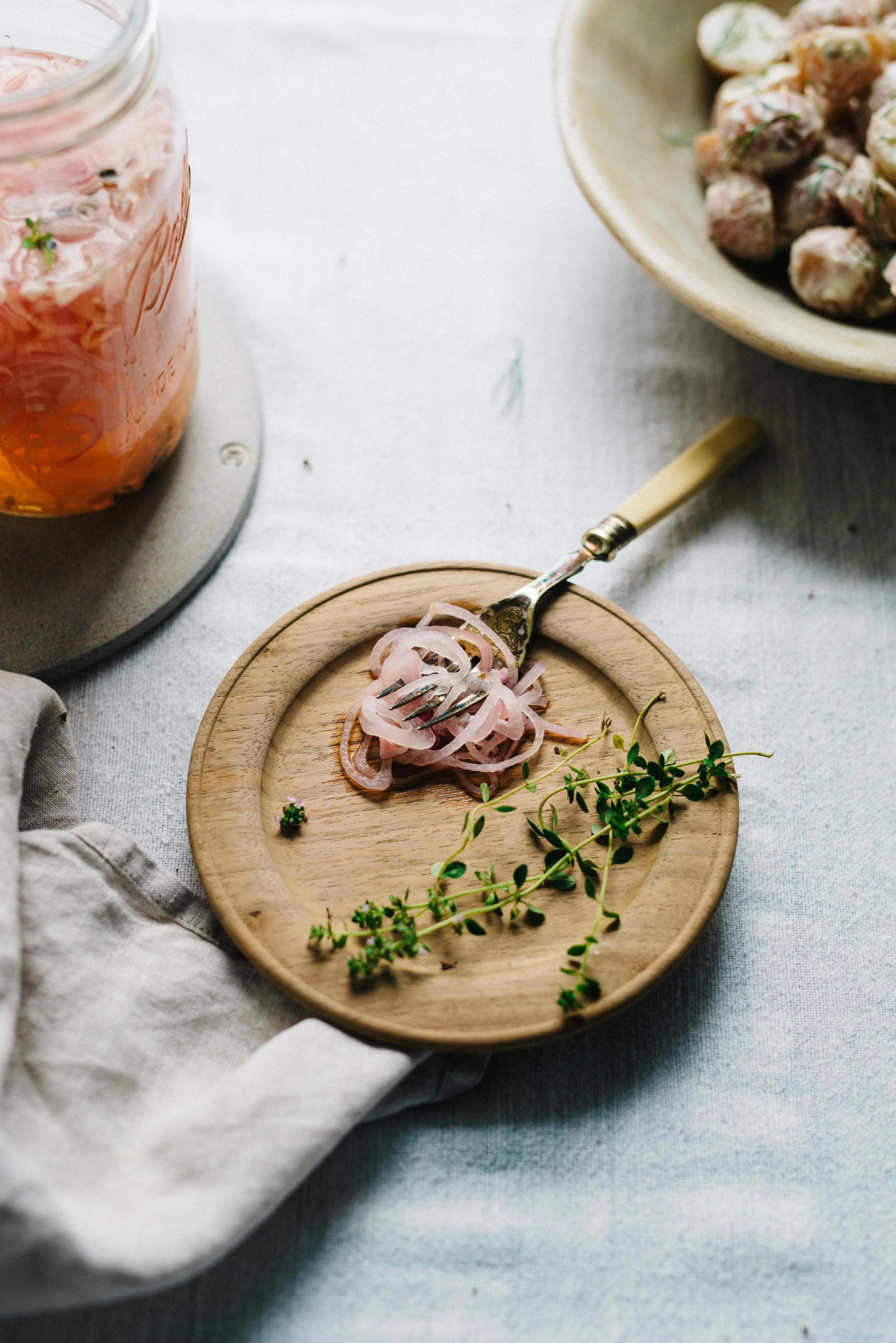 Creamy Horseradish Potato Salad w/ Pickled Shallots & Dill | dolly and oatmeal #vegan