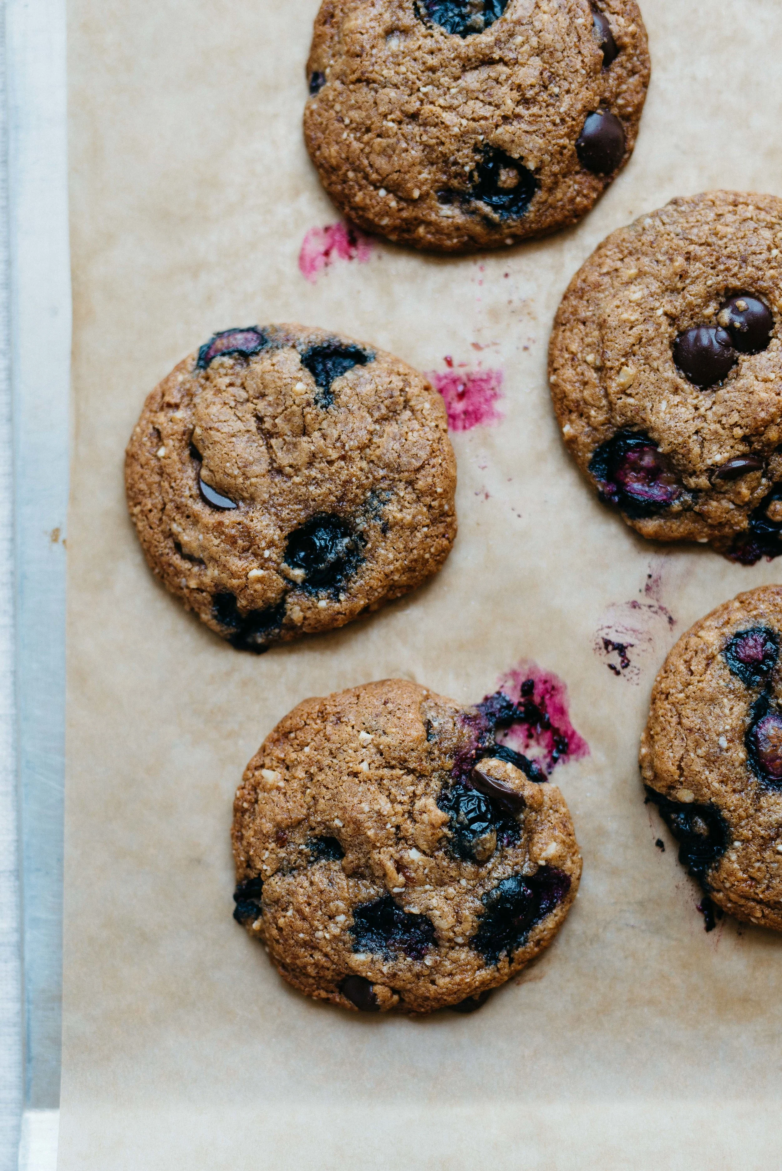 Summer Fridays!: Breakfast-y Blueberry Chocolate Chip Cookies | dolly and oatmeal #glutenfree