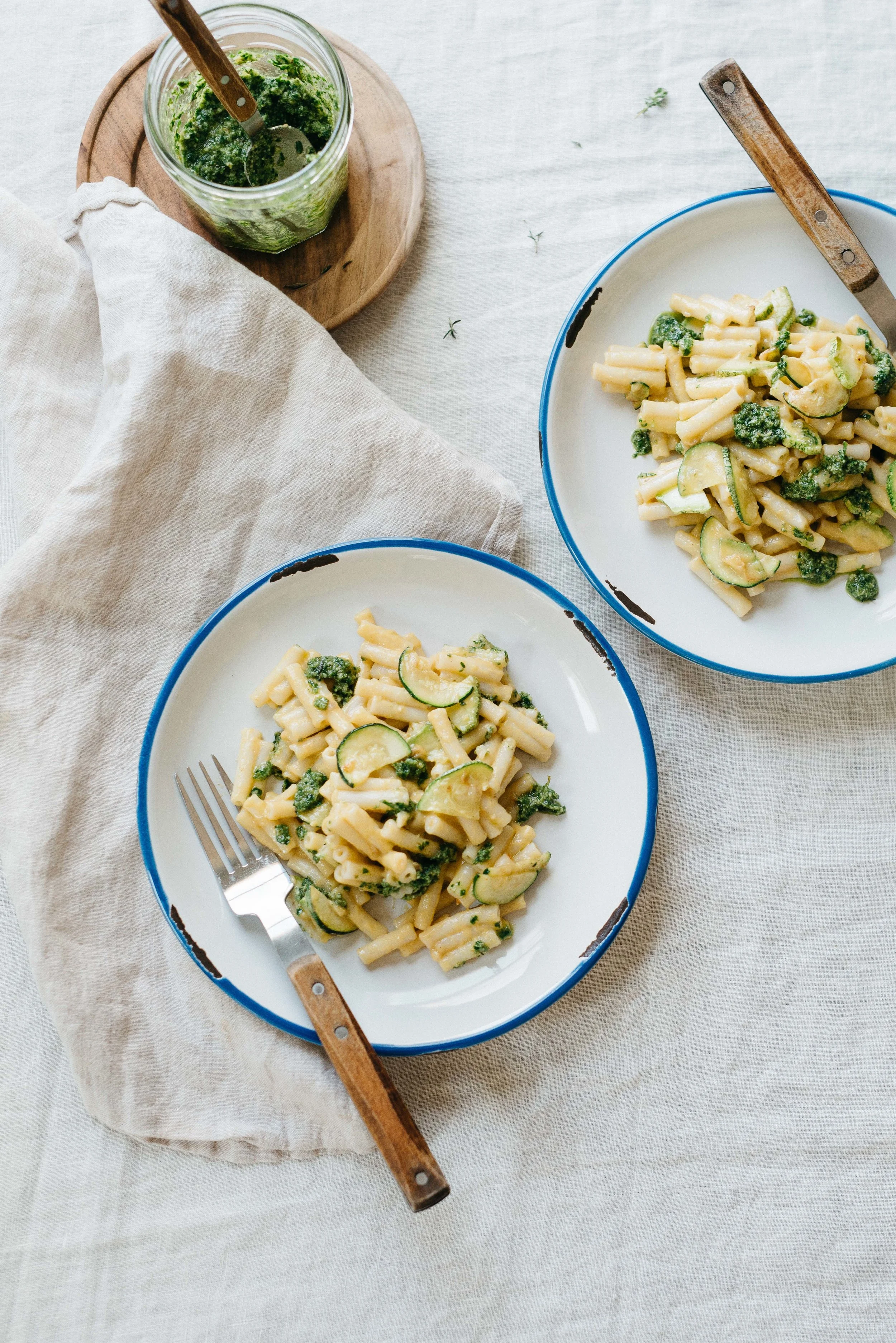 Summer Squash Vegan Mac 'N' Cheese w/ Herb Pesto | dolly and oatmeal