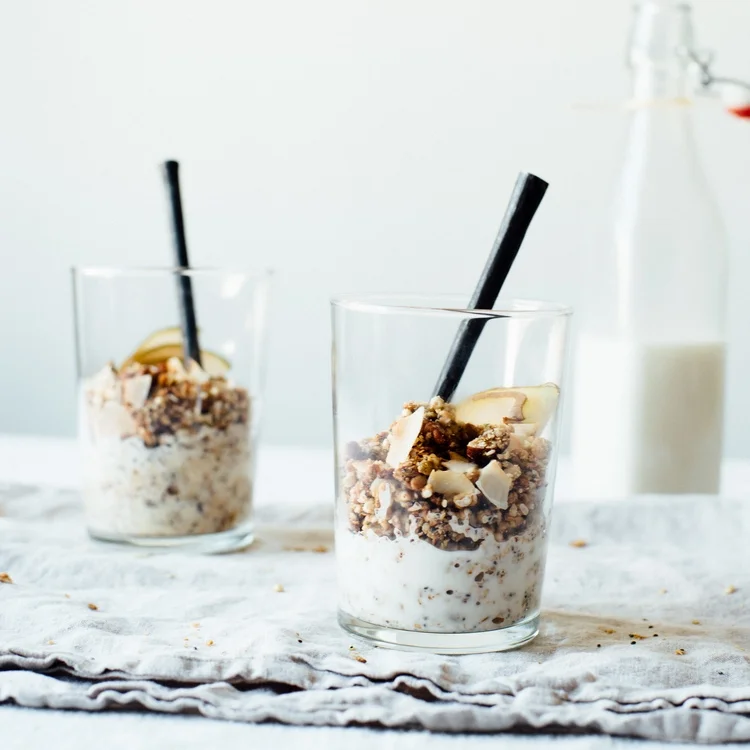 SUPERFOOD GRANOLA W/ MACADAMIA-ALMOND MILK