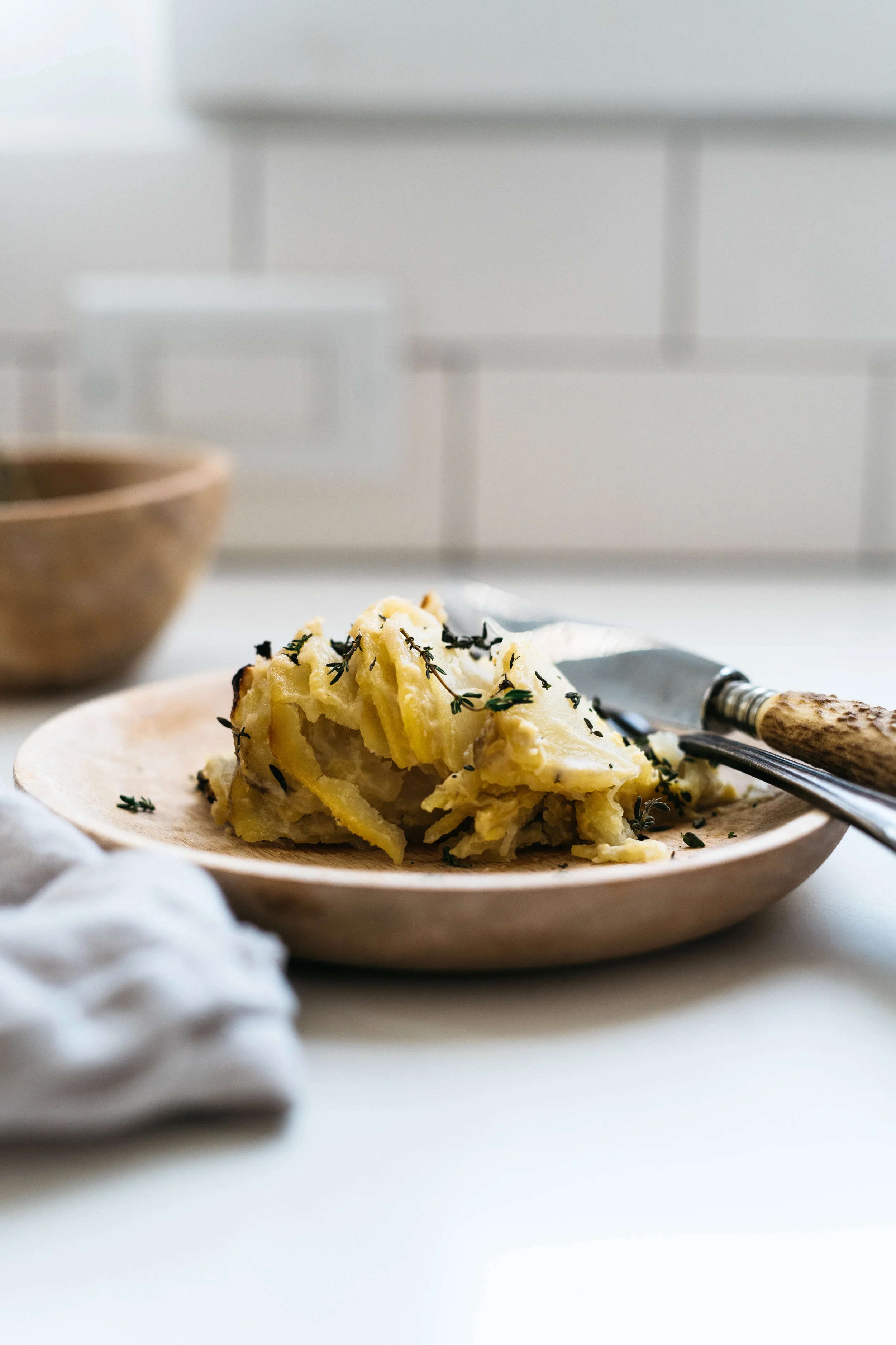 (VEGAN) HASSELBACK POTATO & SHALLOT GRATIN | Dolly and Oatmeal