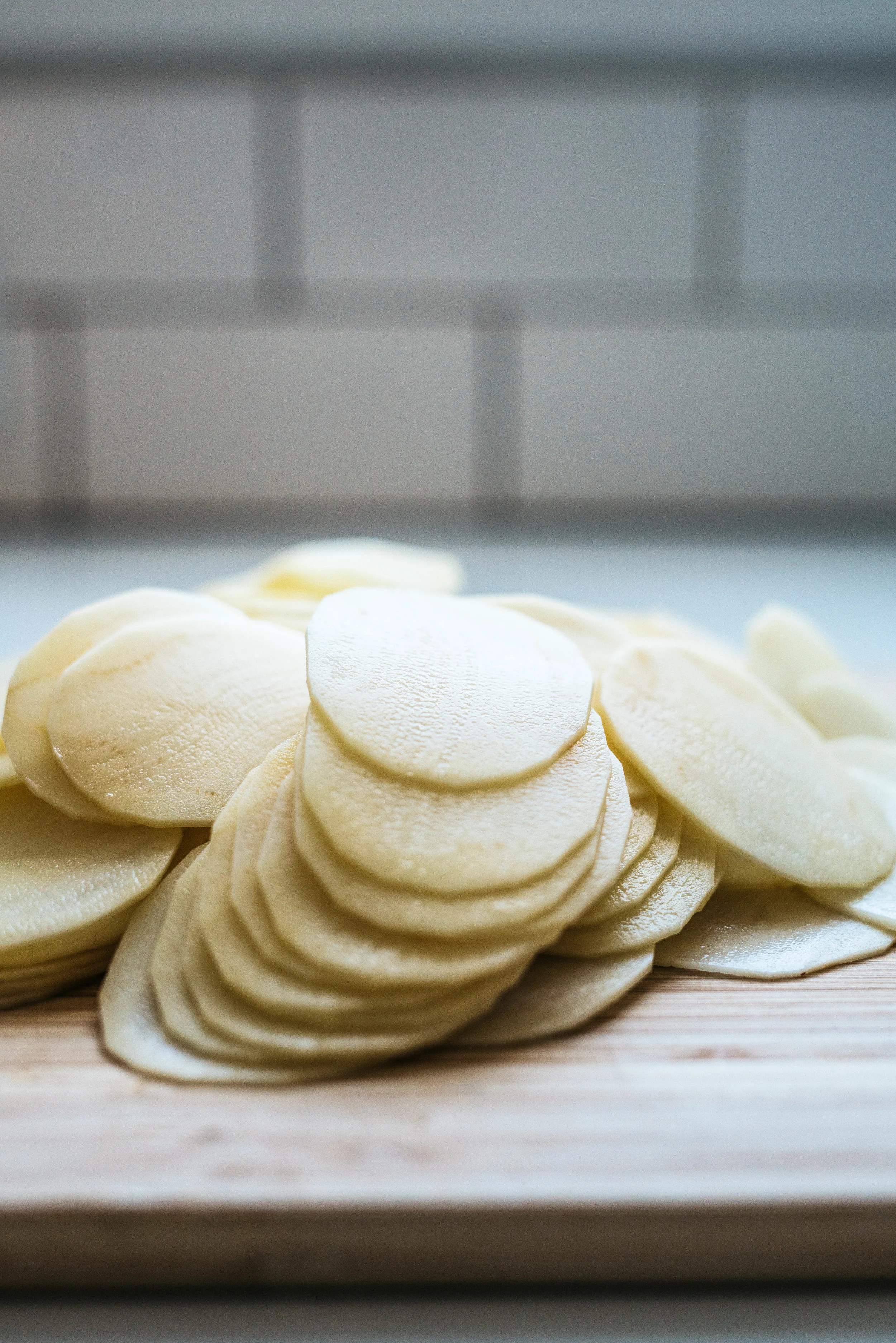 (VEGAN) HASSELBACK POTATO & SHALLOT GRATIN | Dolly and Oatmeal