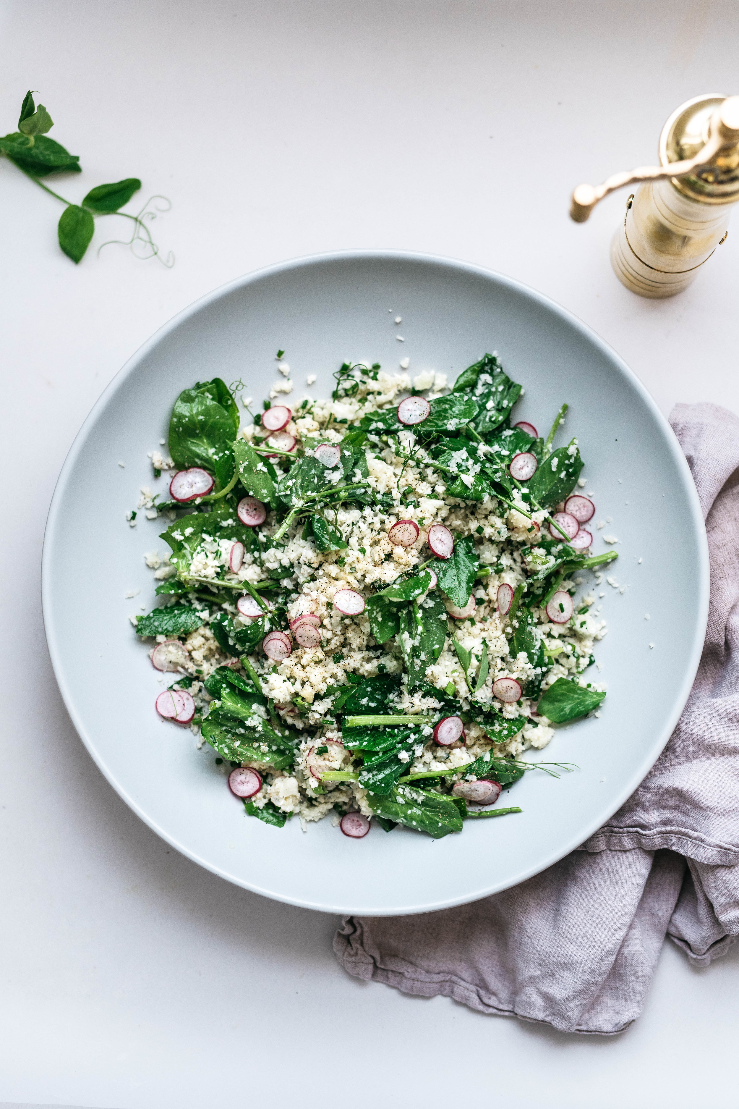 GARLICKY, HERBED CAULIFLOWER RICE W/ PEA SHOOTS | dolly and oatmeal
