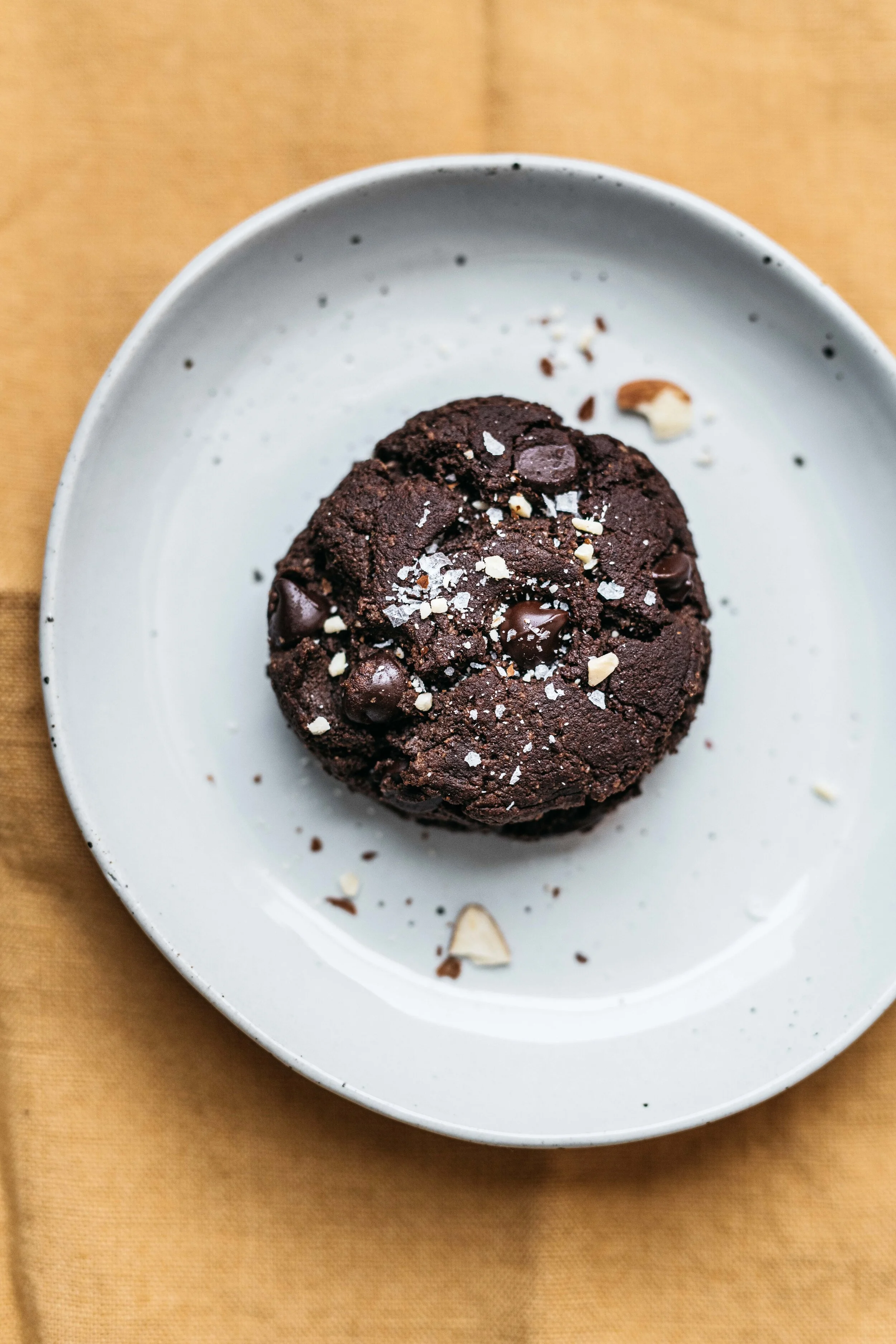 ALMOND-Y DARK CHOCOLATE CHIP SCONES (GRAIN-&-DAIRY-FREE) | dolly and oatmeal