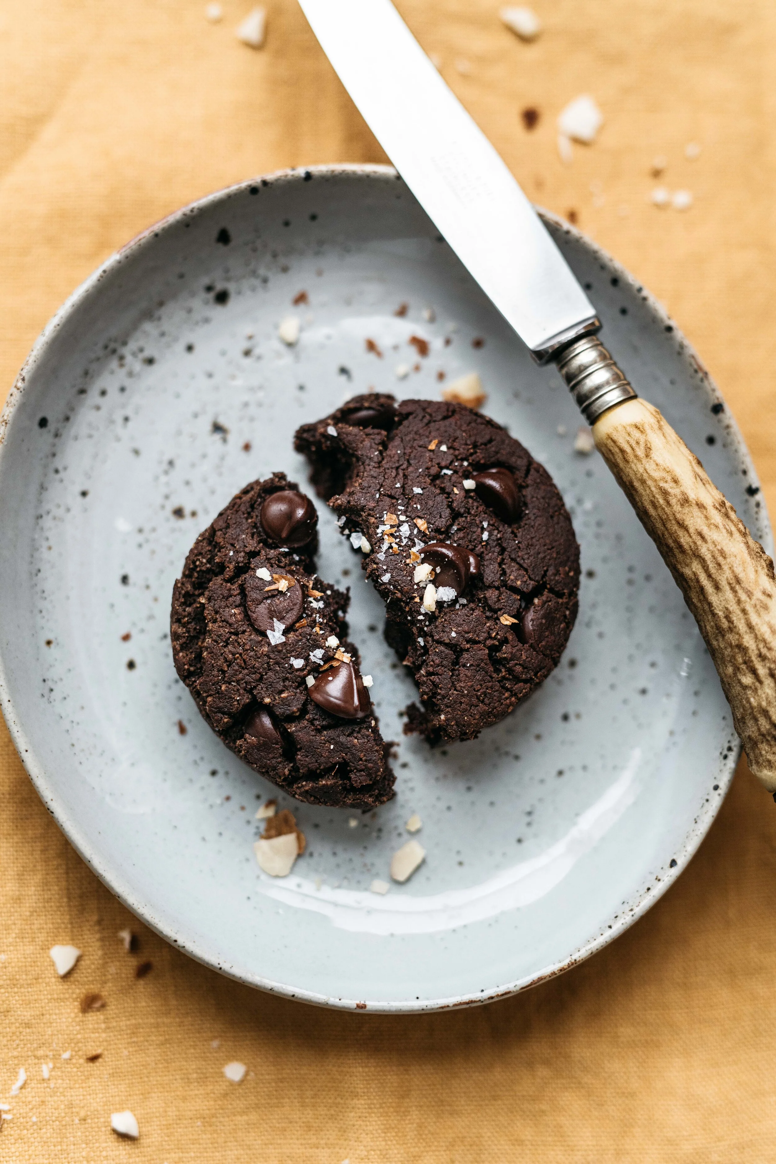 ALMOND-Y DARK CHOCOLATE CHIP SCONES (GRAIN-&-DAIRY-FREE) | dolly and oatmeal
