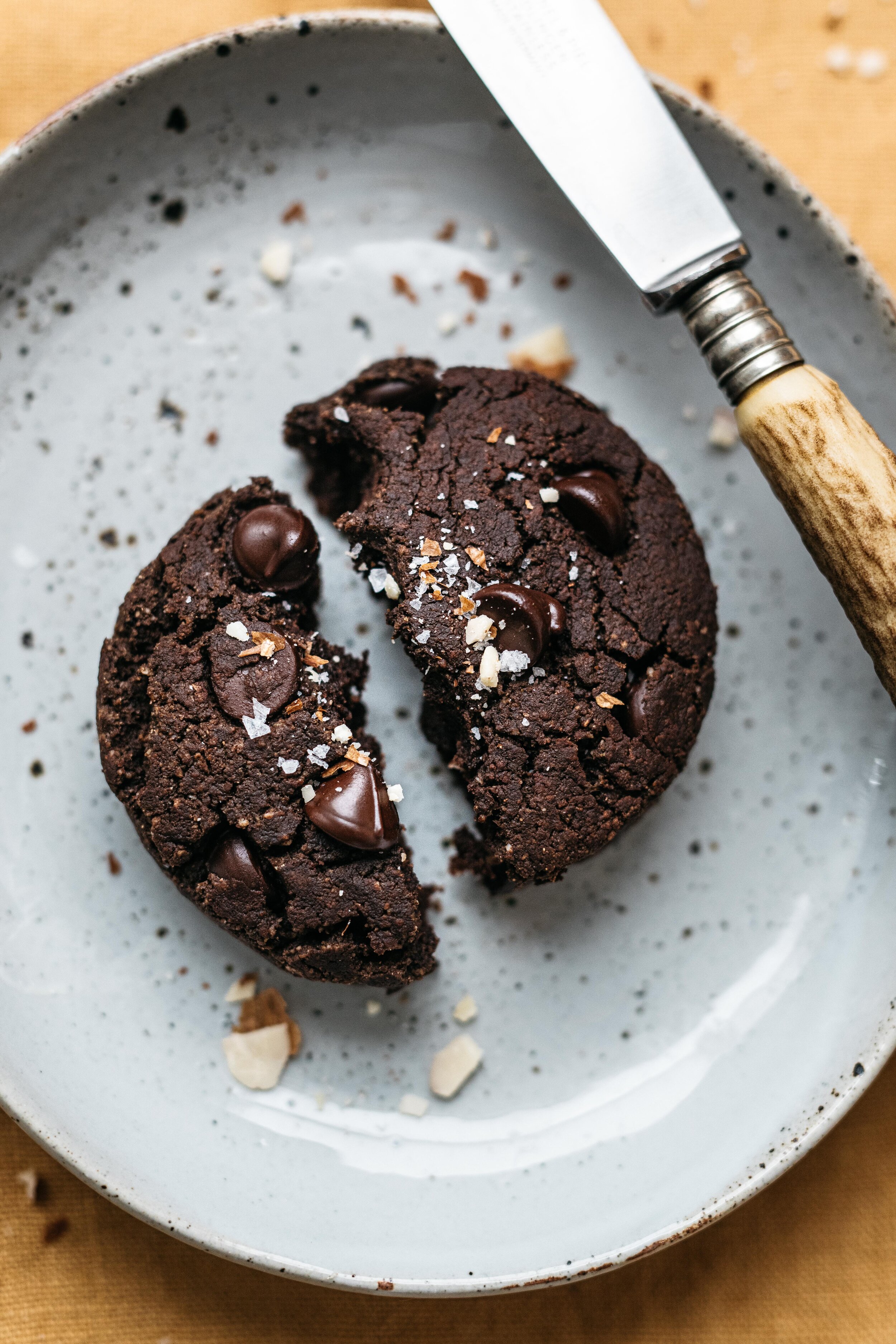 ALMOND-Y DARK CHOCOLATE CHIP SCONES (GRAIN-&-DAIRY-FREE) | dolly and oatmeal