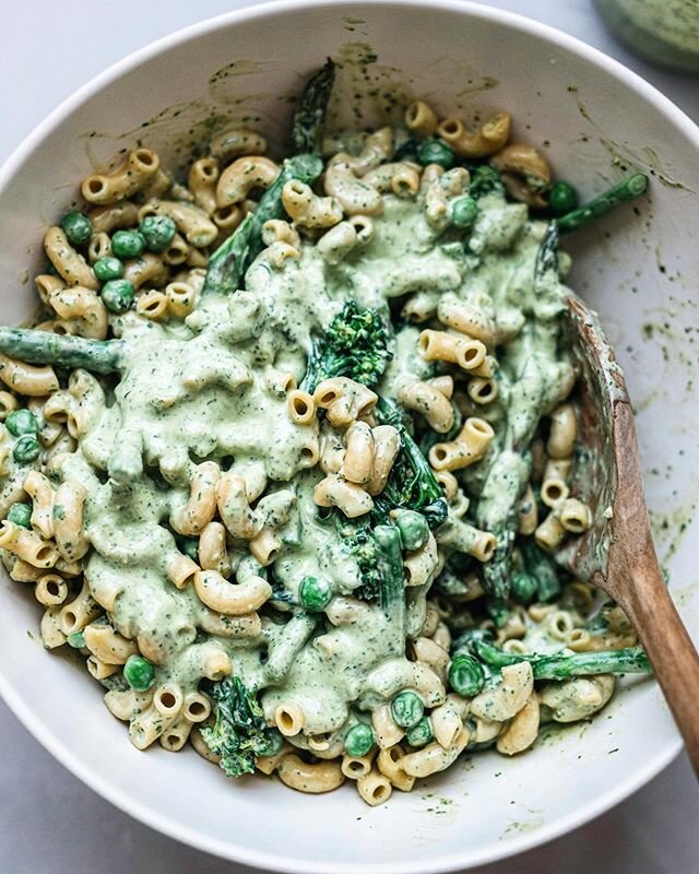 New recipe up on the blog: 💚 A Very Green Goddess Pasta Salad 💚 Chickpea pasta elbows, tossed with fresh spring/early summer veg (broccolini, asparagus, shelled peas), and smothered in a blender-friendly #vegan green goddess sauce 💚👸🏻(Recipe lin