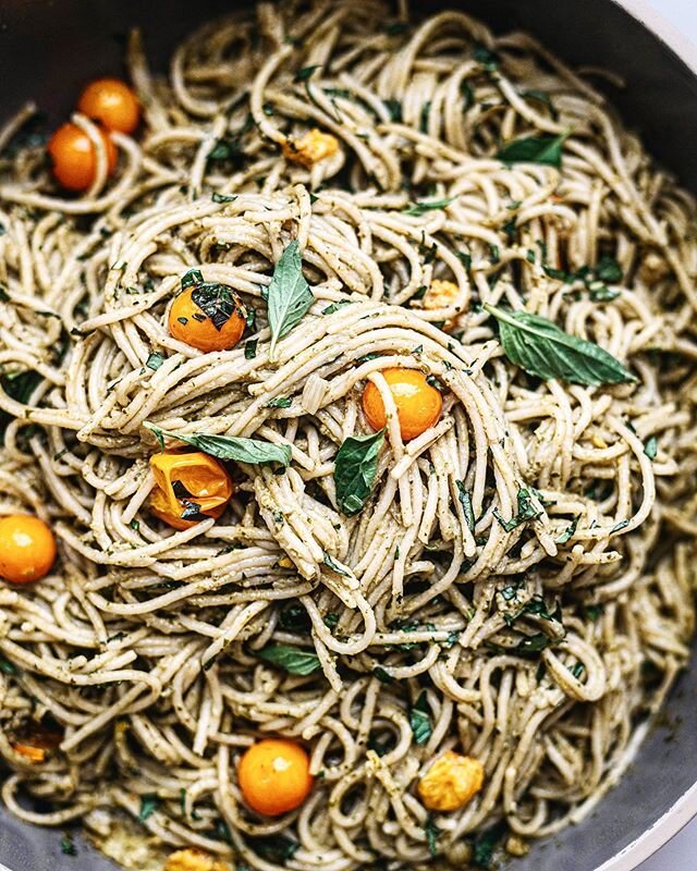 Burst sungold and creamy (#vegan) pesto pasta - one of those reliable, and consistently satisfying dinners ☀️🍝🧡