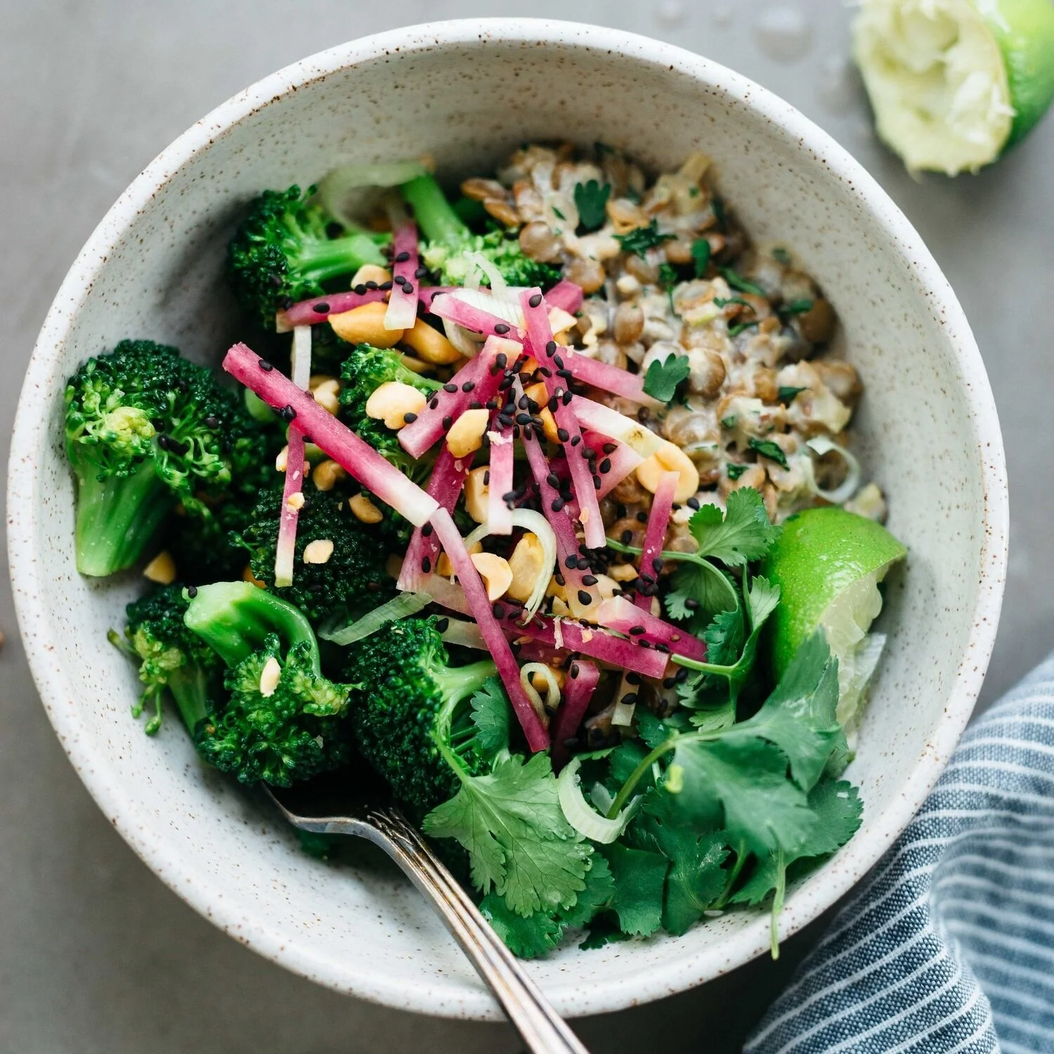 spicy broccoli bowl w/ creamy ginger lentils