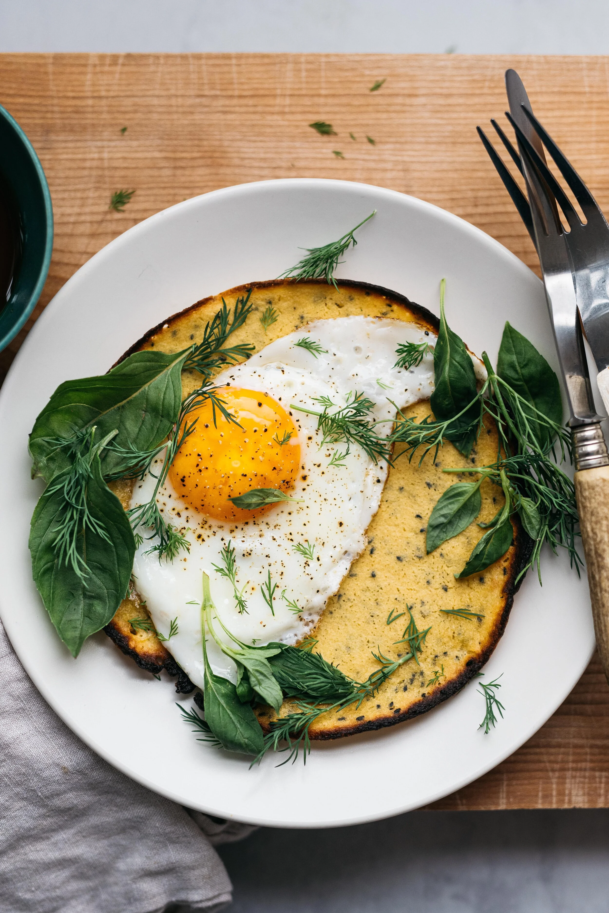 BREAKFAST FOR DINNER: GARLICKY SOCCA W/ FRIED EGGS, HERBS & HARISSA OIL | dolly and oatmeal