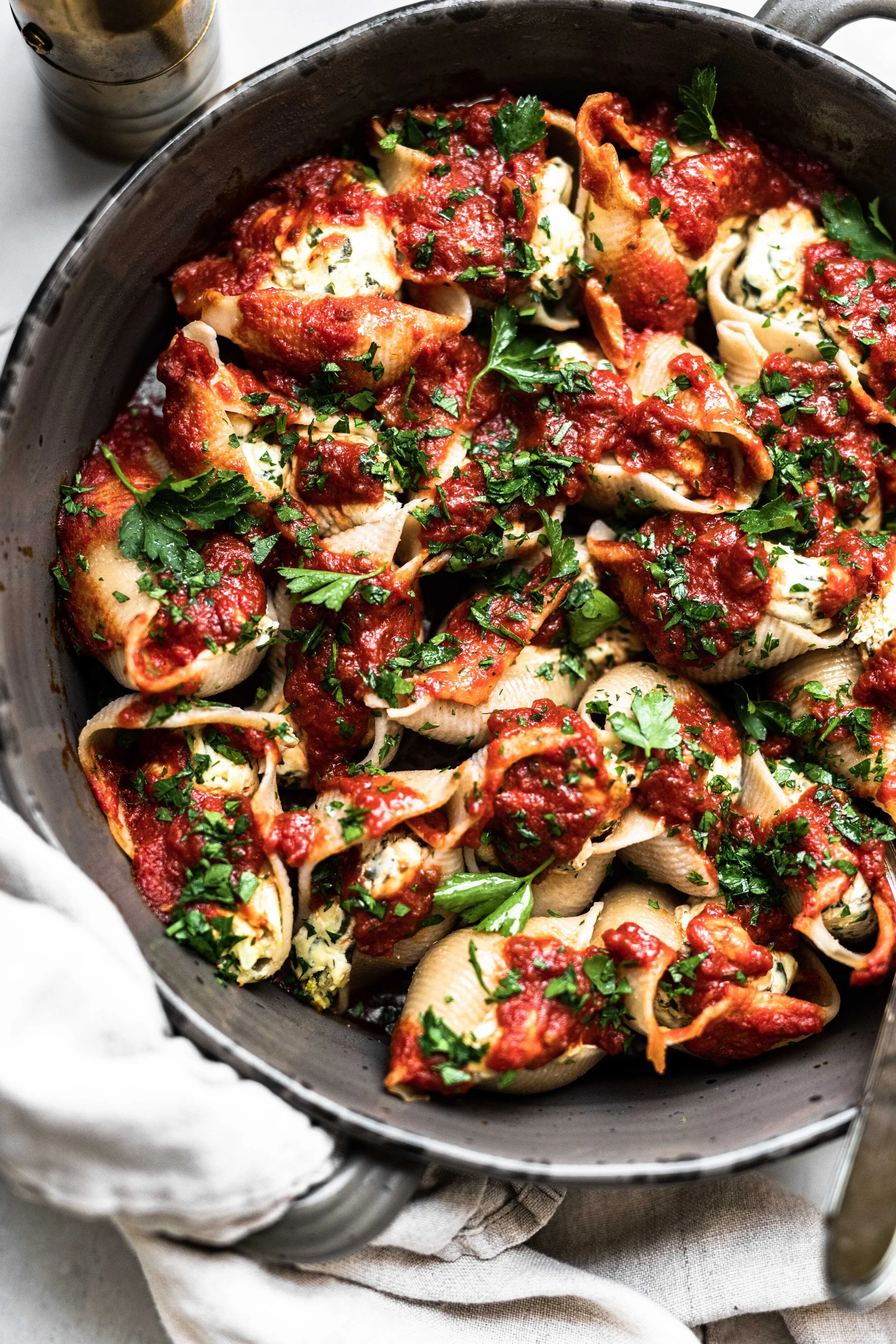 SPINACH ALMOND RICOTTA STUFFED SHELLS | dolly and oatmeal