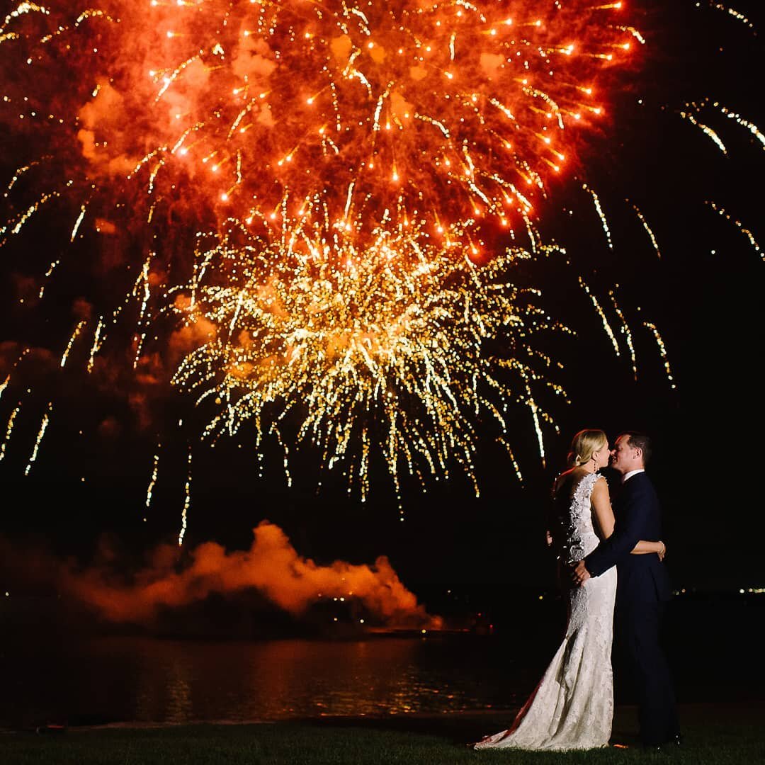 How amazing is this capture by @taramcmullenphoto!? We are still dreaming about this special display we produced last summer over Shanty Bay for the most outstanding couple.
&bull;
&bull;
&bull;
Photography: @taramcmullenphoto
Fireworks: @fmpfirework