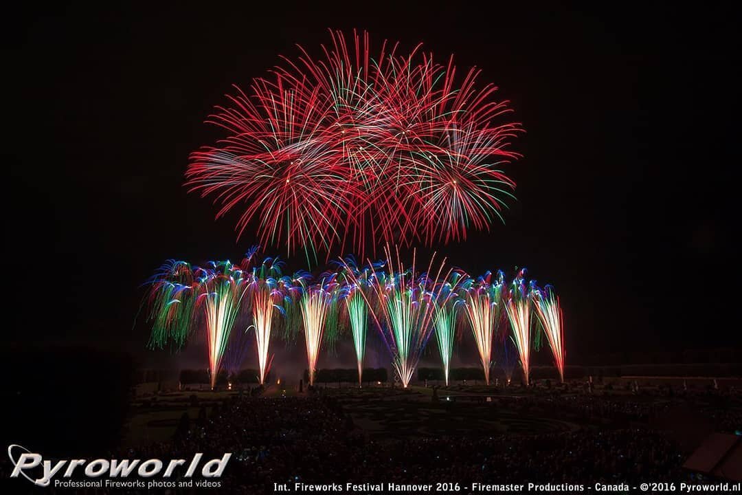 An awesome shot of our award-winning display 'Saturday Night Fever' at the 2016 Hannover International Fireworks Championships.
&bull;
&bull;
&bull;
Photography by: @pyroworld.nl
Fireworks by: @fmpfireworks
&bull;
&bull;
&bull;
#fireworks #fireworkdi