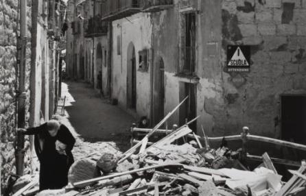 Anziana donna fra le rovine di Agrigento, 17-18 luglio 1943