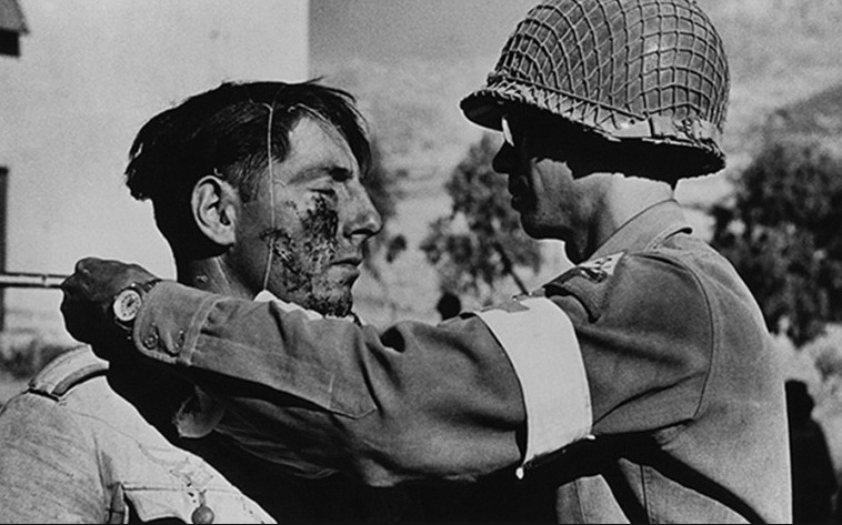 Medico di campo americano assiste un prigioniero tedesco, Sicilia luglio 1943