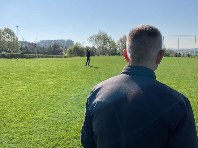 …to see the left winger signaling for the ball.