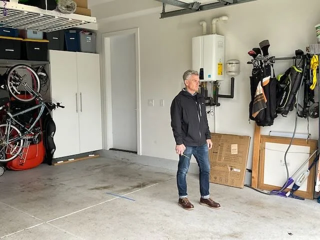  A ¾ key angle from the front, as the treadmill RAISES. 