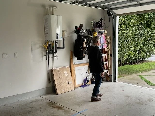  A ¾ key angle from the rear, as the treadmill RAISES. 