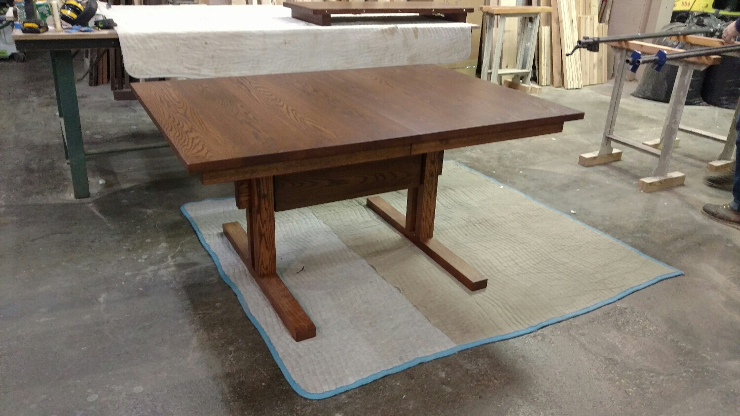 The sleeve in the center asked the table to expand.