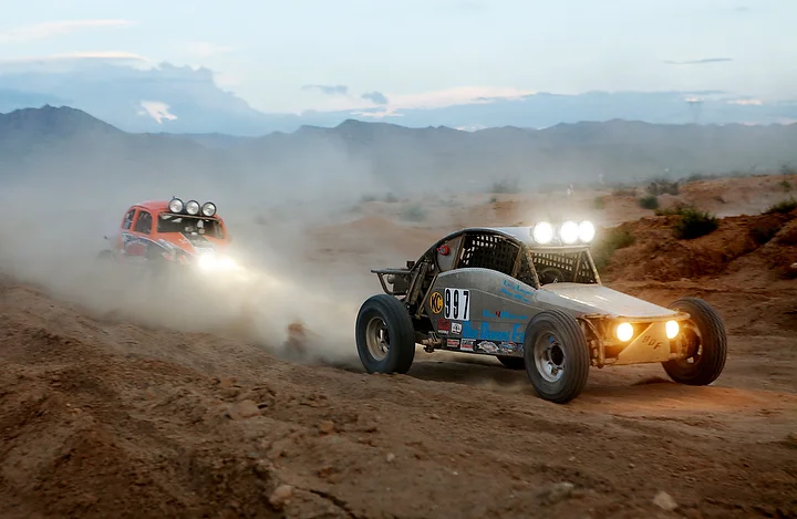  Cars chase one another through the race course.&nbsp; 