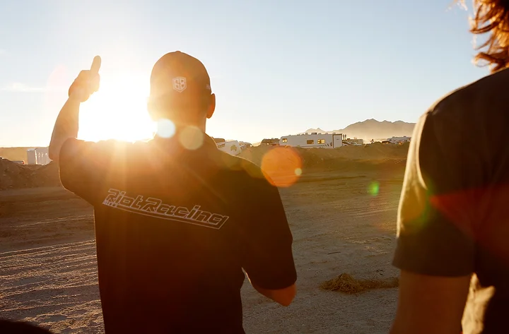  Mechanic Mike Lucey congratulates other teams as they pass by.&nbsp; 