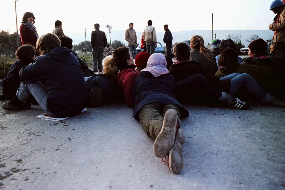 Greenham+common+Activists+blockade+the+Construction+Of+A+Nuclear+Cruise+missile+Base.+Comiso+Sicily+1983+.jpg