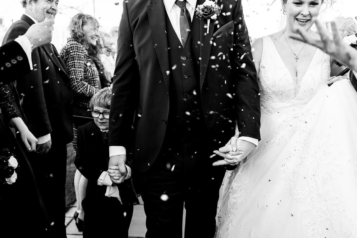 Little George braving the confetti onslaught and you might be wondering George&rsquo;s dad is a giant at 6&rsquo;5&rdquo; so too tall for photos! 🤗😆🎉🎉🎉

#weddingphotography #weddingday #confettiwedding #cotswoldswedding #stratfordwedding #ukwedd