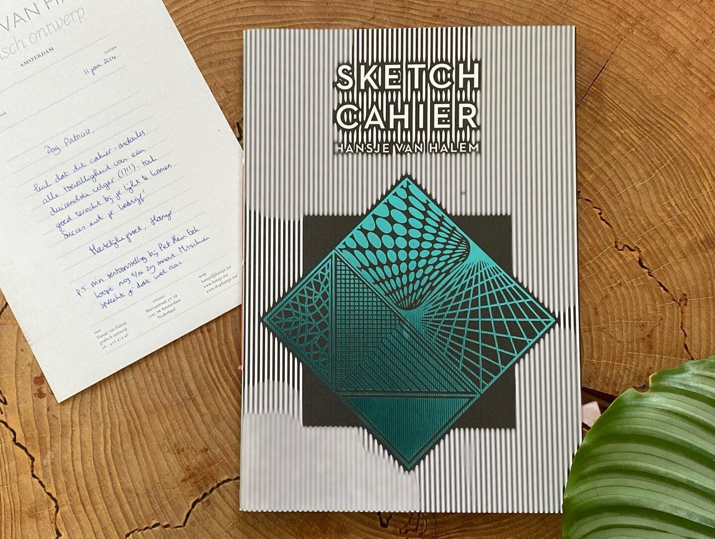 Toen al blij mee en nu wellicht nog meer: zo tof dat ik dit Sketch Cahier van @hansjevanhalem heb mogen ontvangen in 2015. Blijft inspireren!

&raquo;This luxurious cahier with foil print cover contains 52 pages with a dizzying array of commissioned,