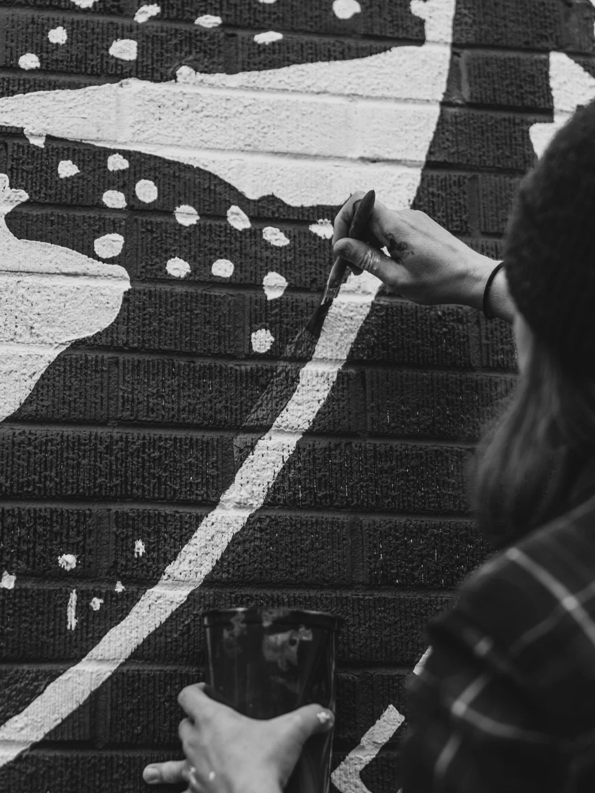 Just two women painting a brick wall with their human hands in the rain for a very special client. One of them is being brave, and the other&rsquo;s in her element: guess who is who? 

🎨 @cf.watkins // @bethanyjbauman 
📷 @pennington_productions