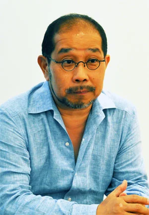 青木 淳 1956年横浜生まれ。82年東京大学大学院修了。 83-90年磯崎新アトリエに勤務後、91年青木淳建築計画事務所設立。 個人住宅、公共建築から商業建築まで多方面で活躍。 2004年度芸術選奨文部科学大臣新人賞受賞。 代表作に、「馬見原橋」、「S」、「潟博物館」、「ルイ・ヴィトン表参道」、「青森県立美術館」等。 htp://www.aokijun.com/