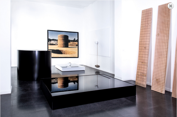 Fondazione Mudima, Milano, Maggio 2015, N. Sekine - Phase of Nothingness – Water, 1969/1995, acciaio smaltato, acqua, h120 cm, diametro 120, cm 30x213x160 cm. N. Sekine, Phase – Mother Earth, 1968, 197x197 cm, foto d'epoca su legno. N. Sekine, Phase of Nothingness – Mother Earth, 1970/2015, marmo bianco 21x120x140 cm. N. Sekine, Phase of Nothingness – Cloth and Stone, 1970/1995 tela dipinta, corda, pietra, 242x227 cm. © Foto di Fabio Mantegna per Fondazione Mudima